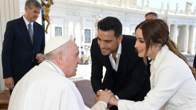 Carlos Rivera y Cynthia Rodríguez con el Papa Francisco.