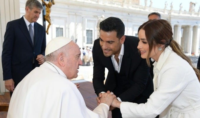 Carlos Rivera y Cynthia Rodríguez con el Papa Francisco.