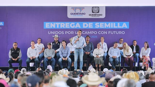 Felifer Macías encabeza entrega de semillas a productores