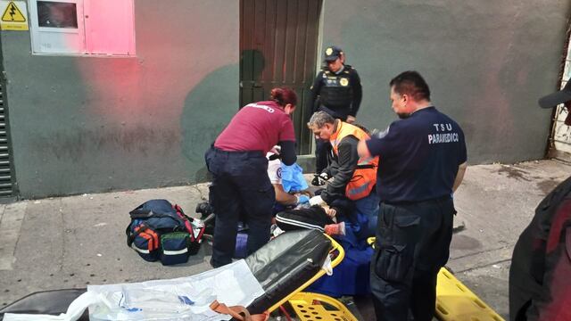 Mujer entra en labor de parto al exterior de la estación Guelatao
