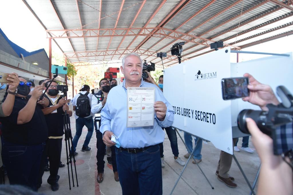 César "Truko" Verastegui acude a votar/reporte índigo