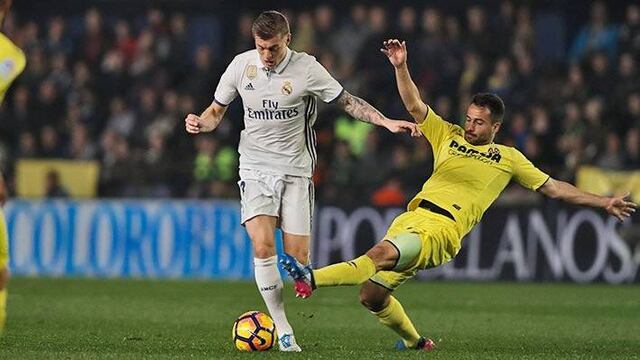 Tony Kross disputa un balón.