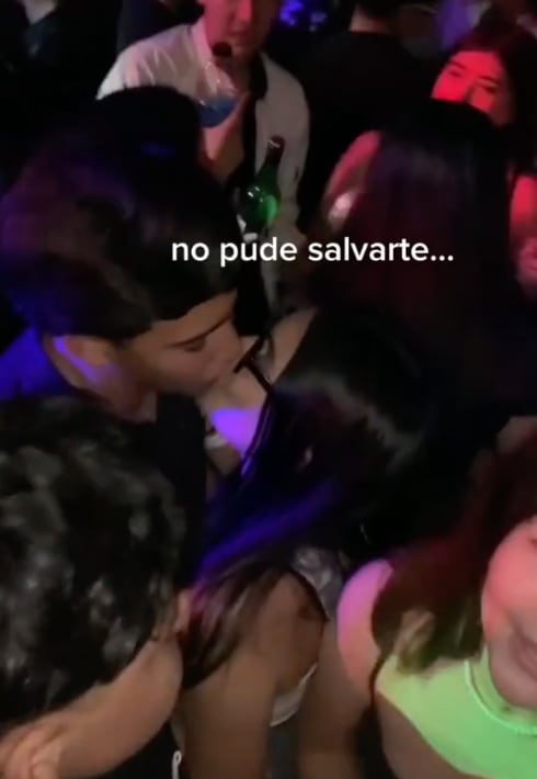 Se besa con otro y es infiel