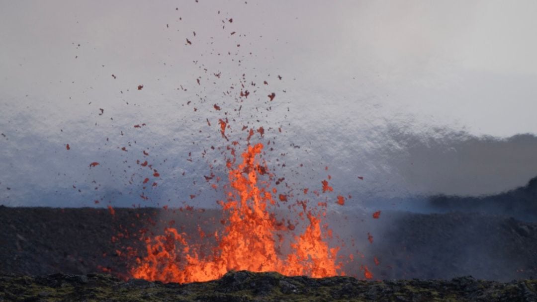 Erupción de volcán Sundhnúkagígar al suroeste de Islandia