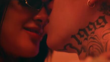 Karely Ruiz y Santa Fe Klan en el video de 'Sabes'.