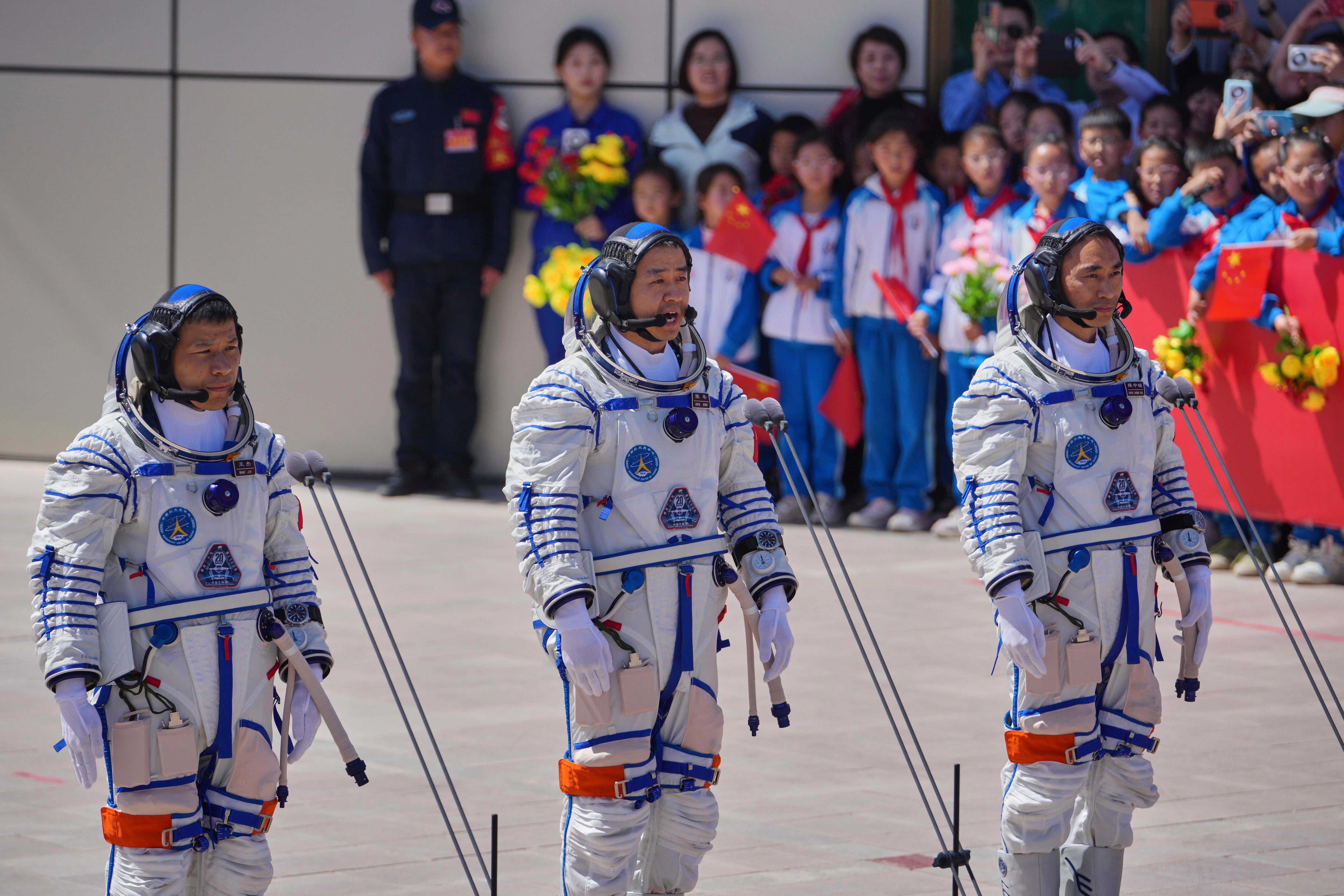 Astronautas chinos varados en el espacio
