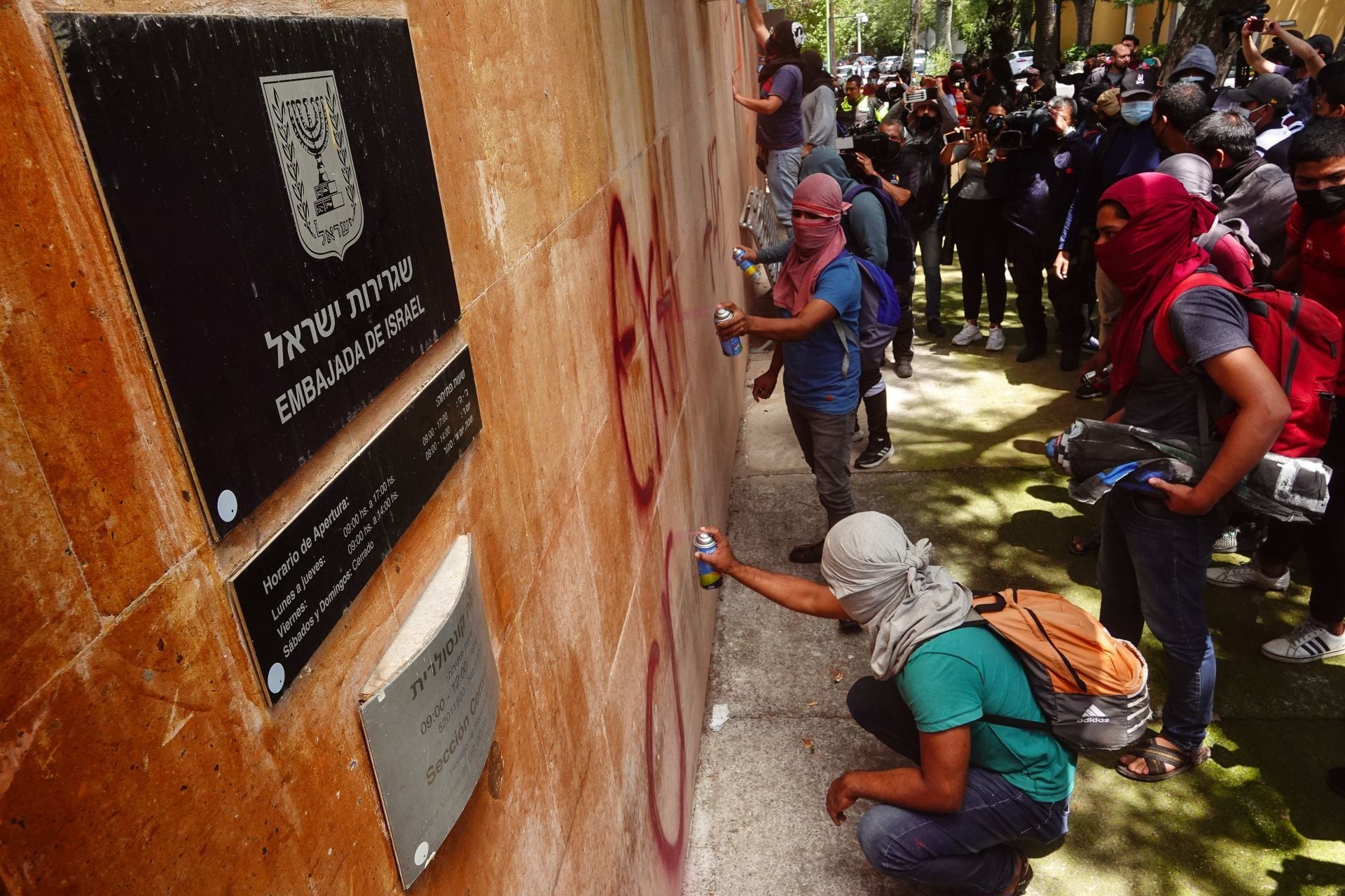 Protesta en la embajada de Israel por el caso Ayotzinapa