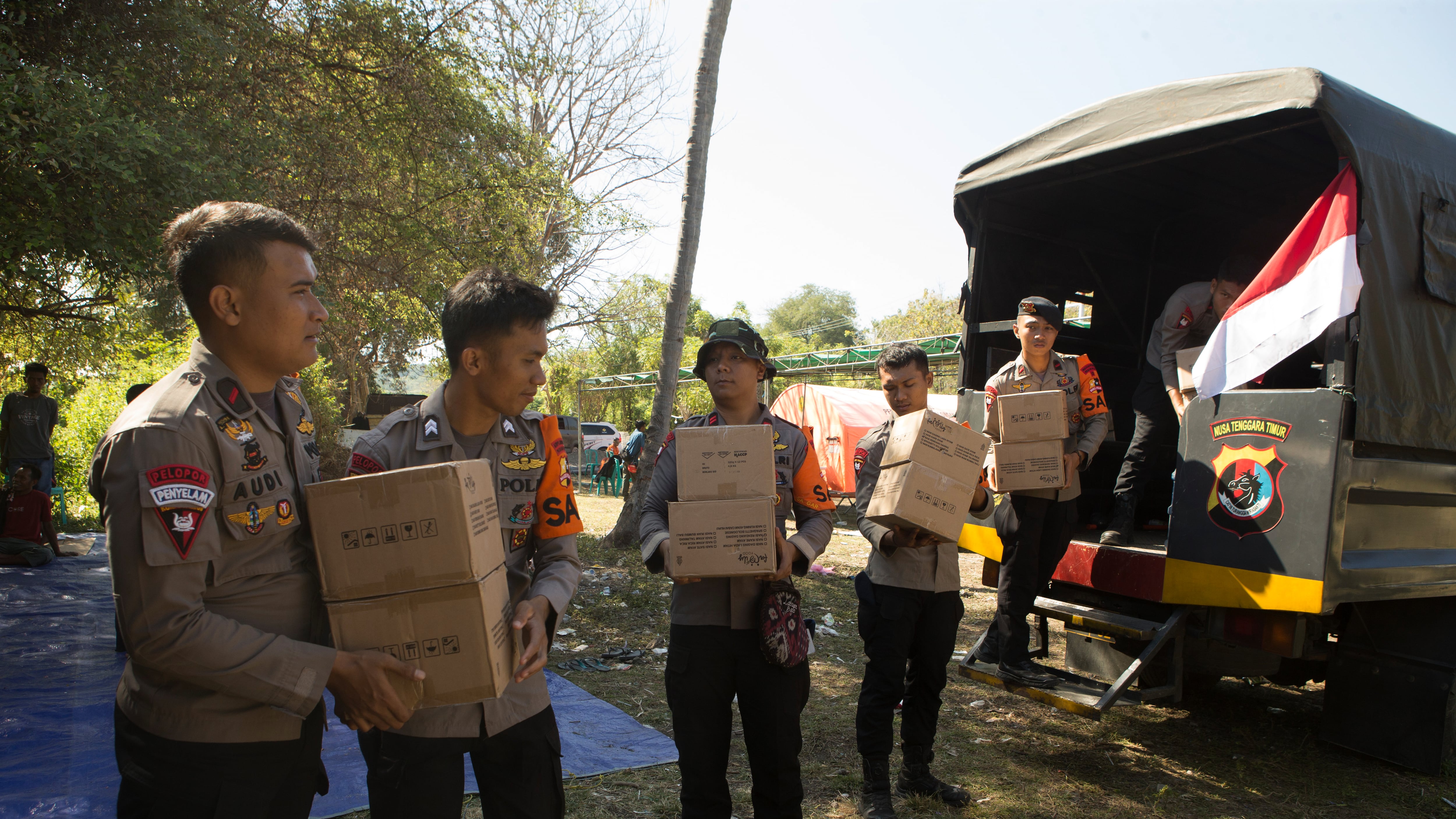 Indonesia pide ayuda humanitaria tras devastador terremoto de 7.7