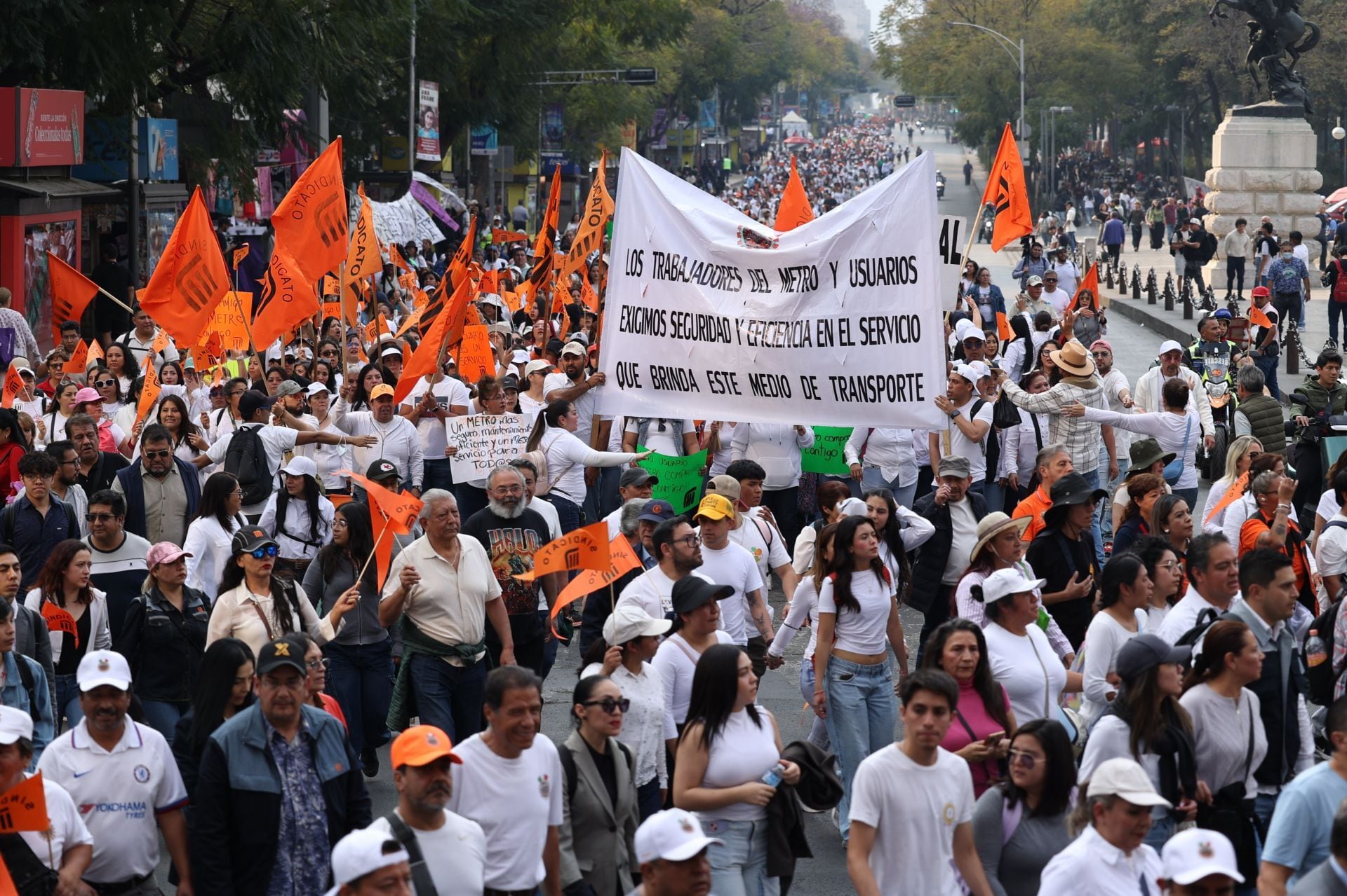 Trabajadores del Metro CDMX marchan para exigir presupuesto de mantenimiento