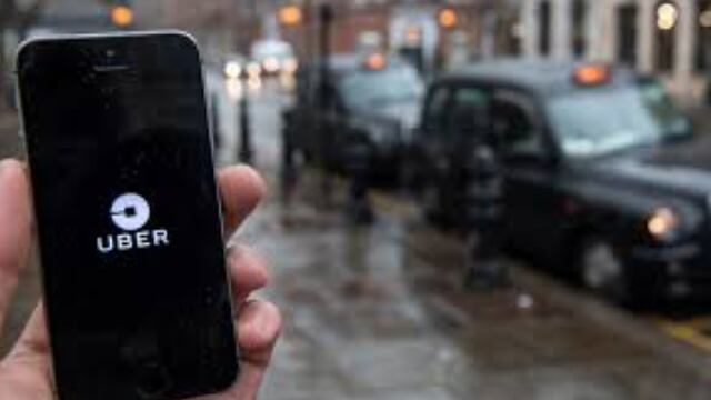 Conductor de Uber pide abrazo a pasajero para no ser multado