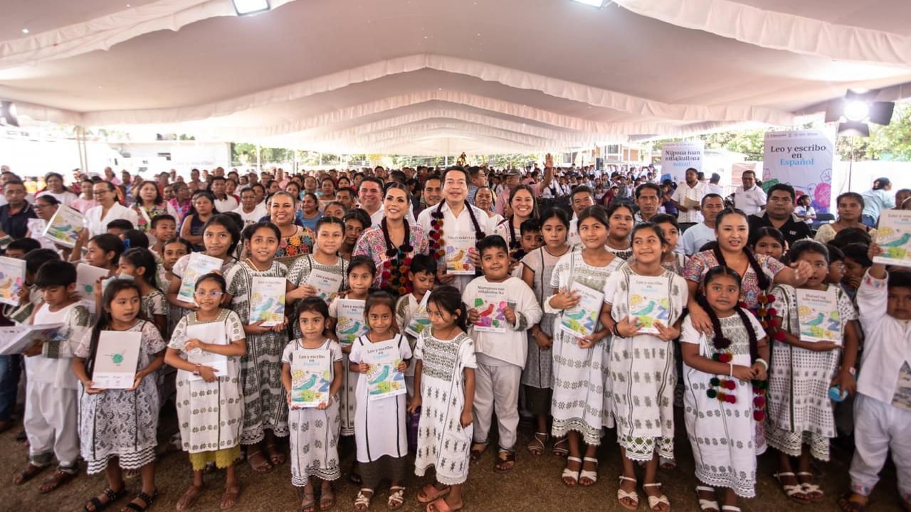 Mario Delgado entrega mobiliario a 599 escuelas afectadas por fenómenos naturales en Guerrero