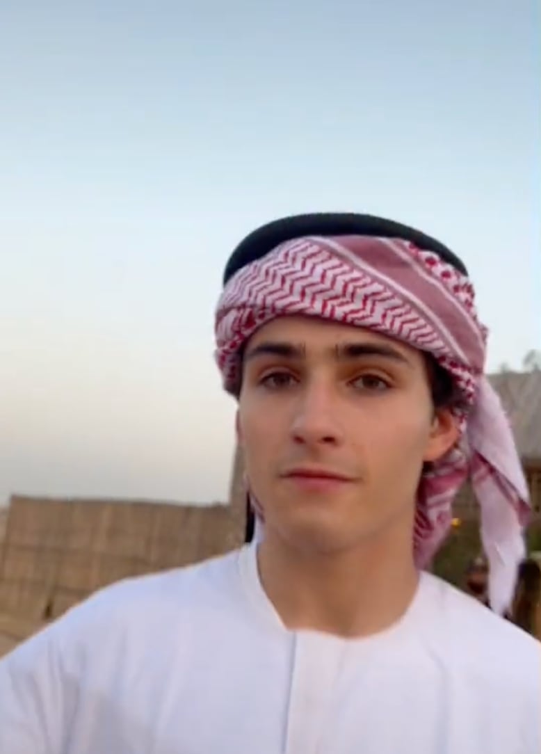 Adrián Sandoval en video con halcón