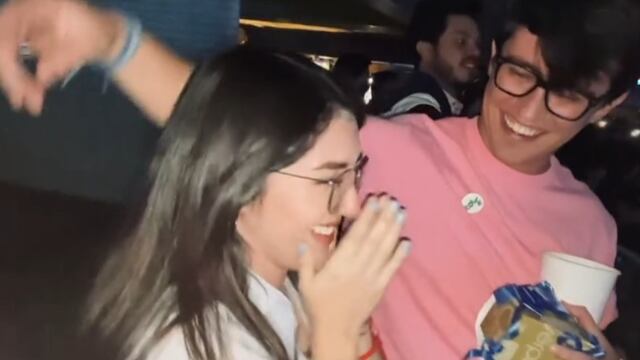 Pareja se compromete en concierto de Coldplay