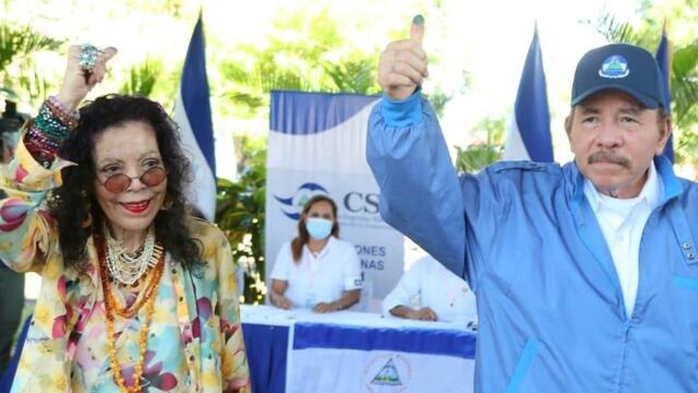 Daniel Ortega, presidente de Nicaragua y su esposa, Rosario