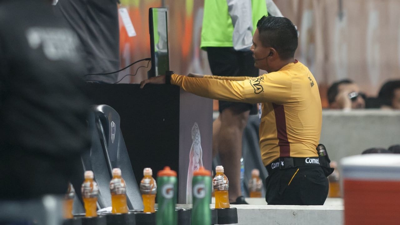 Ridículo tras ridículo del arbitraje en la Liga MX