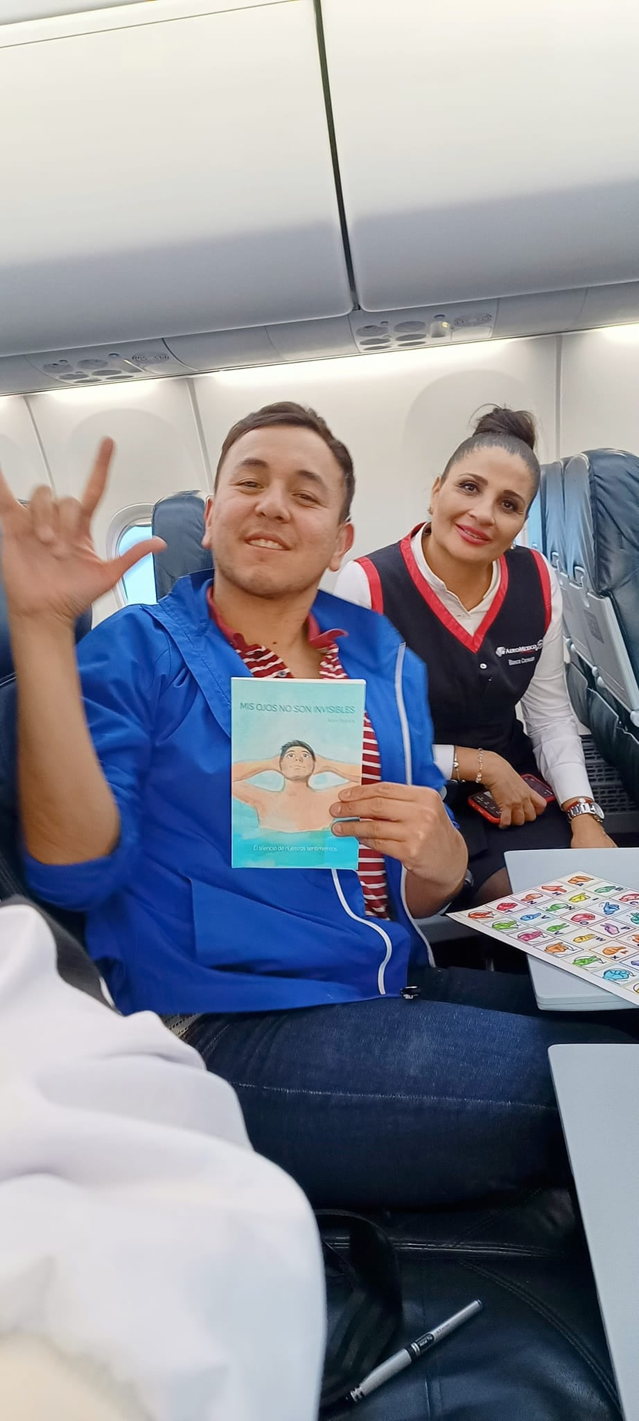 Sobrecargo de Aeroméxico con quien pasajeros pueden comunicarse con lenguaje de señas