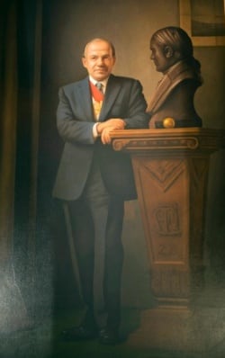 AMLO ya planea su retrato presidencial y comentó que fondo tendrá