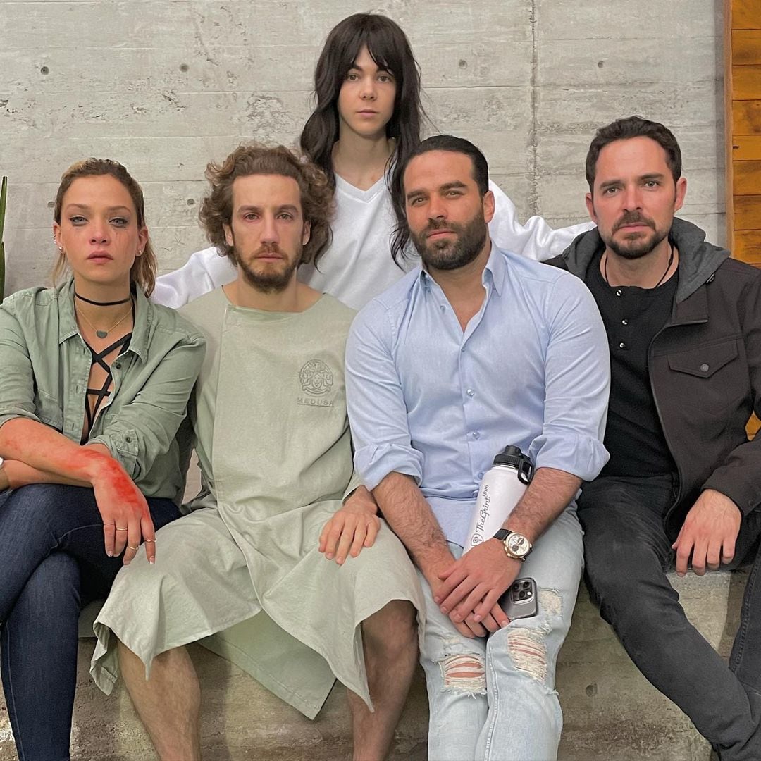 Alejandro Nones con elenco de ¿Quién mató a Sara?