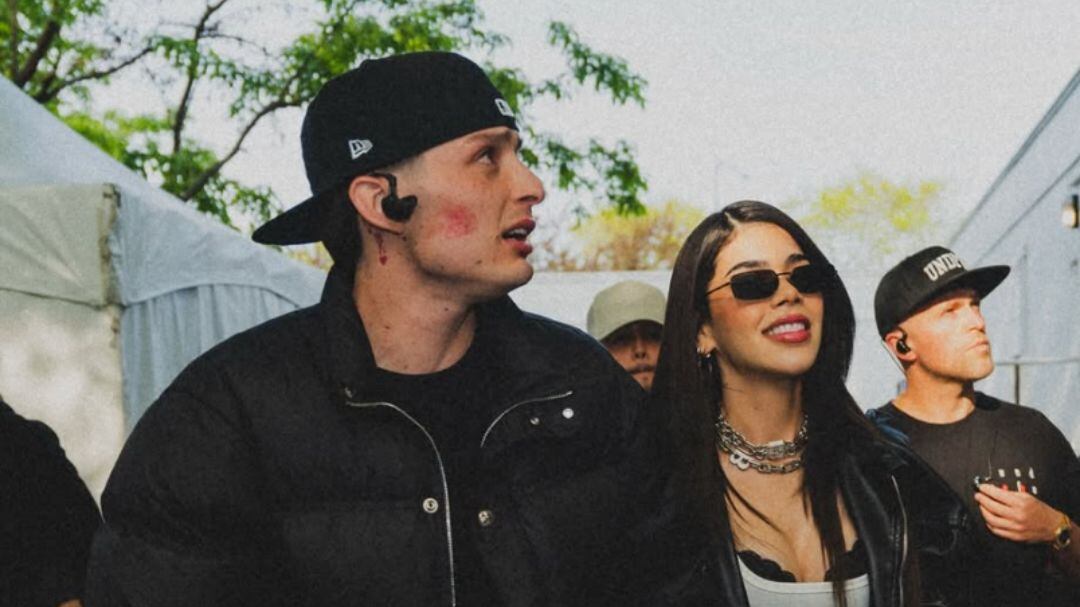 Peso Pluma ya hasta pide que le tomen fotos con su novia Kenia Os (VIDEO)