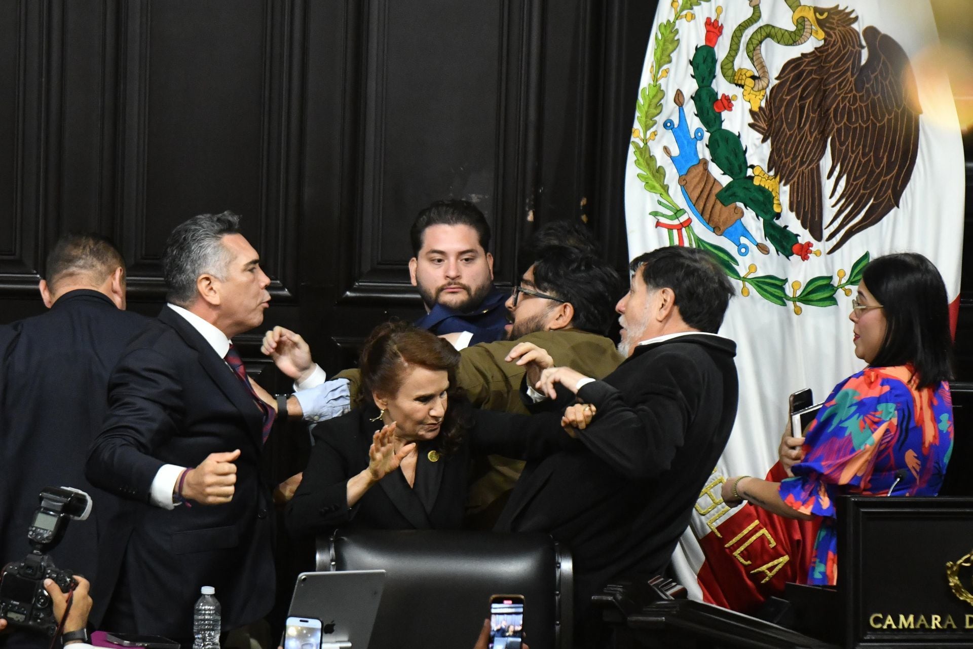 Conato de bronca entre Alejandro Moreno Cárdenas, y Gerardo Fernández Noroña, presidente de la mesa directiva, al finalizar la última sesión ordinaria de la Comisión Permanente