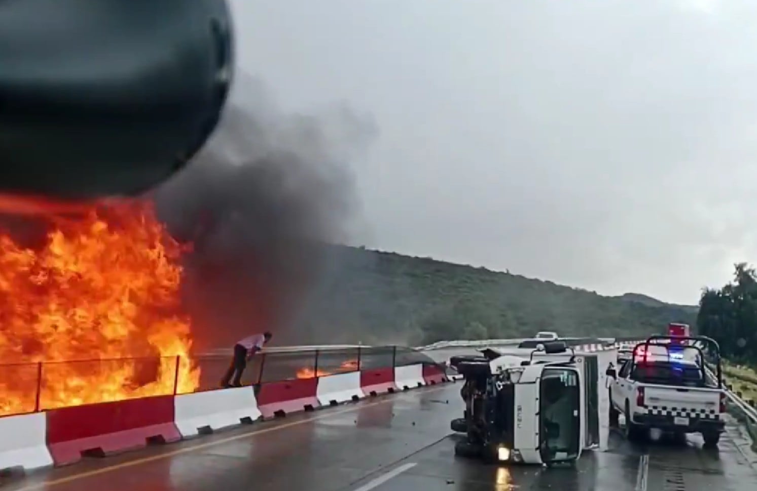 Accidente en el Arco Norte: grúa pierde el control y termina incendiándose