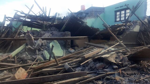 Casa derrumbada en la villa de Batuyang