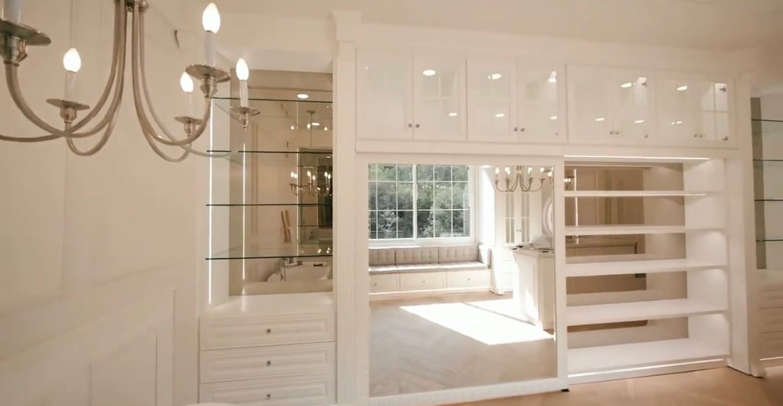 Andy Benavides presume su closet de lujo