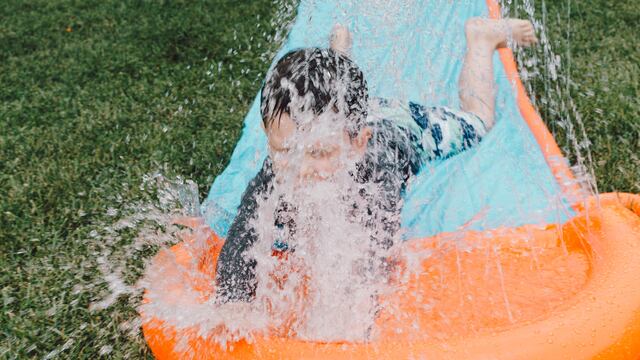 Niño en parque acuático