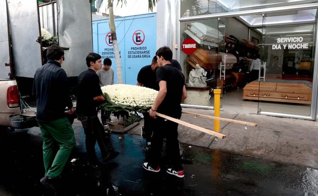 Sorprenden coronas de flores en el funeral de El Mencho