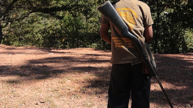 Un niño policía de Chilapa aseveró que los cuadernos no sirven para defenderse, como si las armas