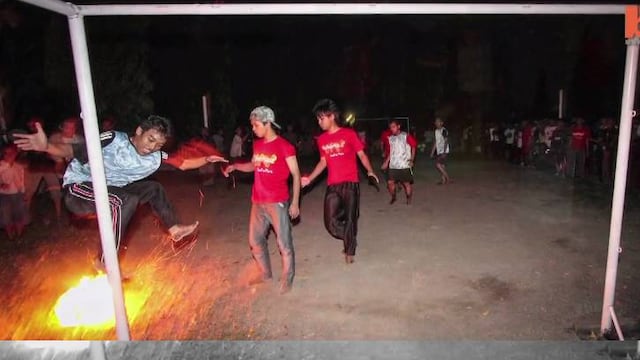Se llama ‘footie-loco’ y consiste en prenderle fuego a un coco bañado en queroseno para jugar al futbol. 