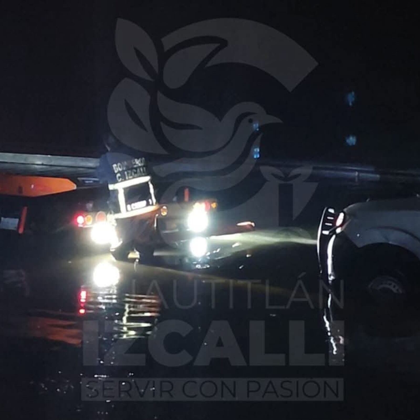 Rescatan a conductor tras inundación en el Circuito Exterior Mexiquense