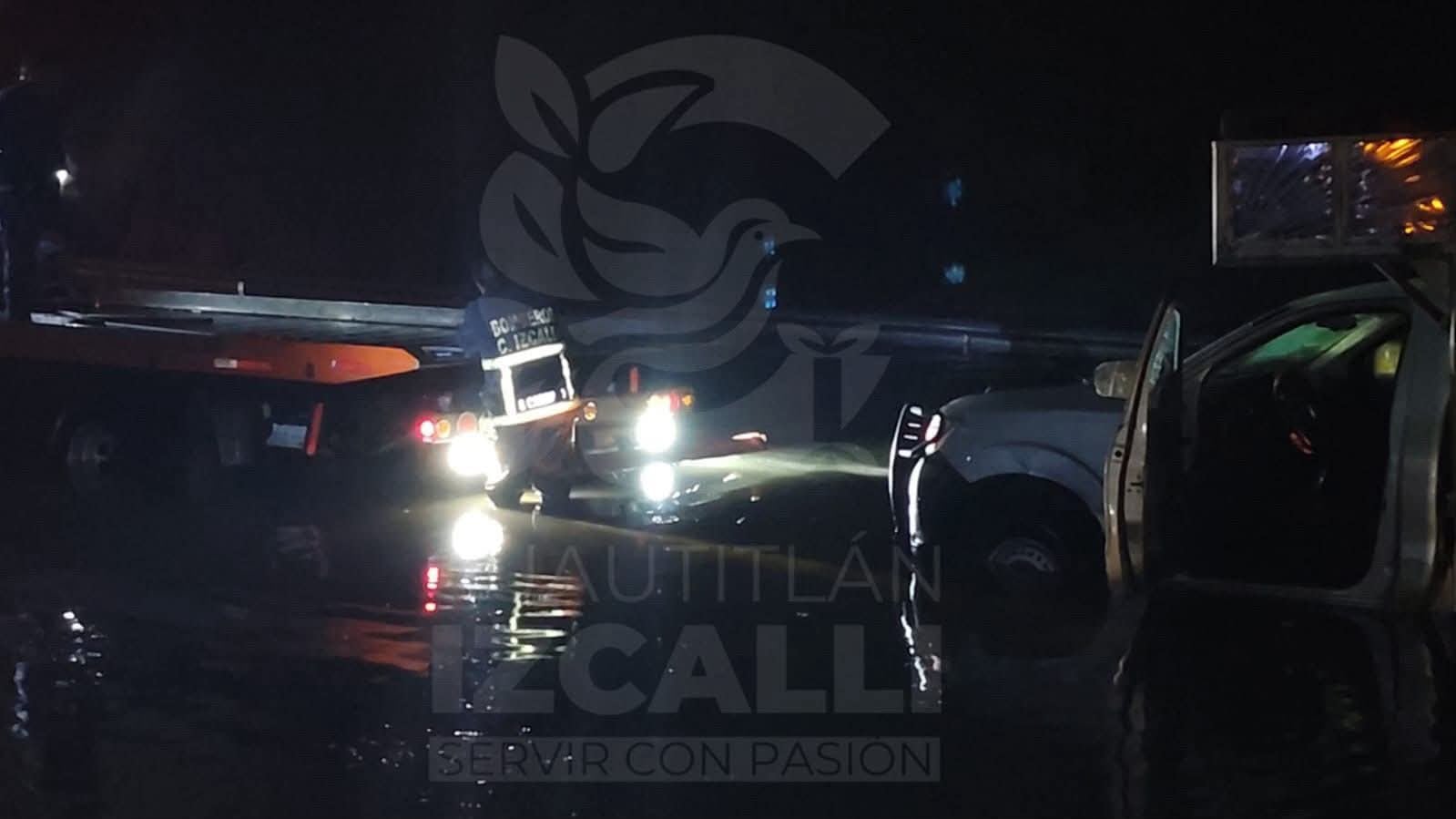 Rescatan a conductor tras inundación en el Circuito Exterior Mexiquense
