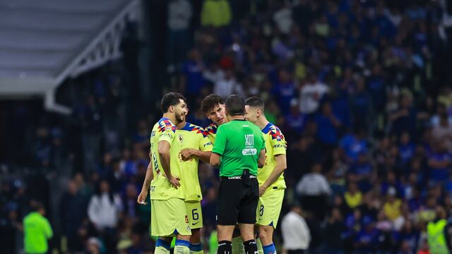 Los jugadores del América hablando con el árbitro