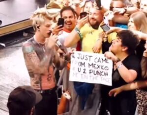 Fan mexicano de Machine Gun Kelly le pide que lo golpeé en la cara