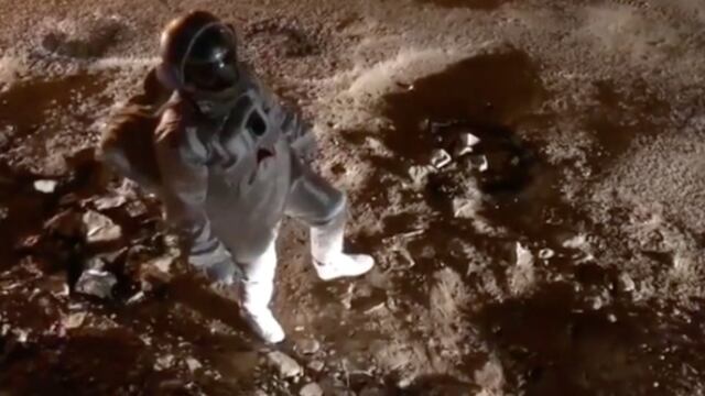 Protesta vestido de astronauta por los baches de su colonia.