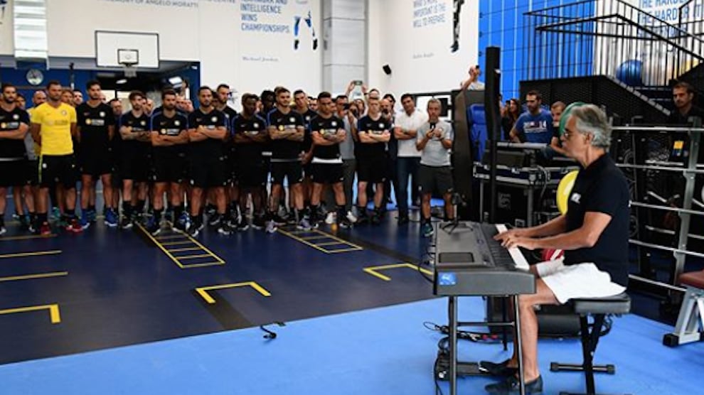 Andrea Bocelli sorprendió a los jugadores de Inter de Milan