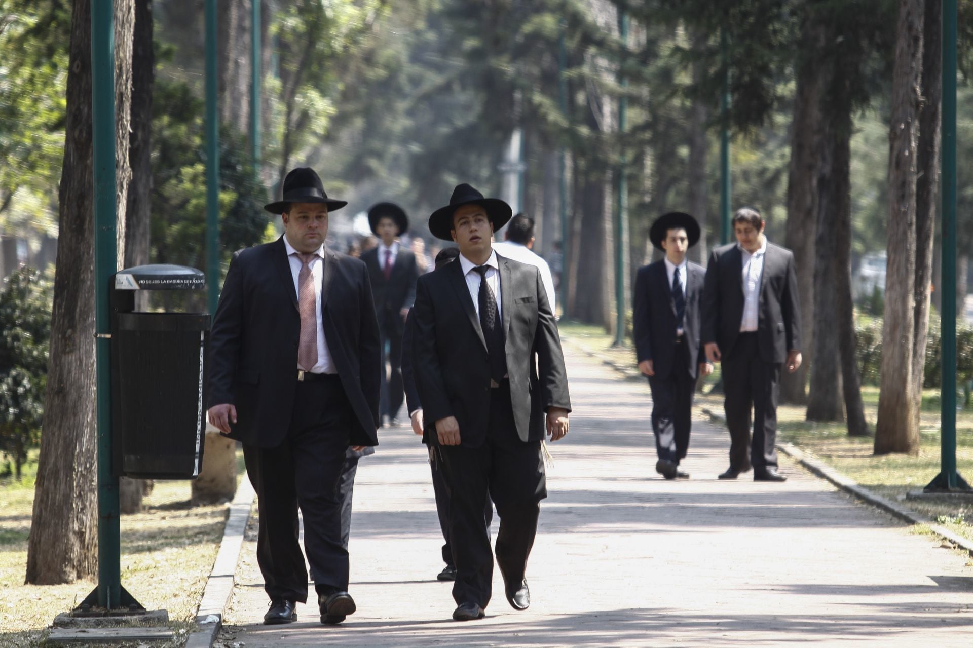 Miembros de la comunidad judía caminan por calles de la zona de Polanco