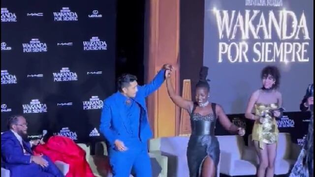Tenoch Huerta y Lupita Nyong’o bailando en la premier de Black Panther: Wakanda Forever