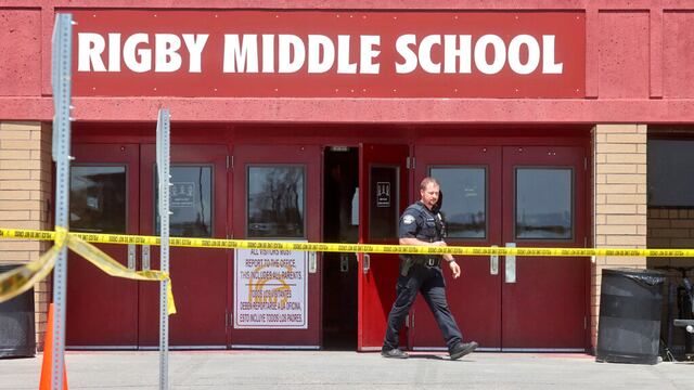 Niña balea en una escuela