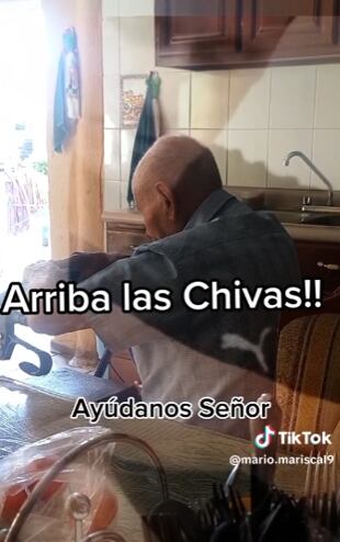 Abuelo rezando para que gane el Club Chivas