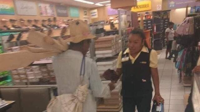 Vendedora de Coppel regala zapatos a adulto mayor