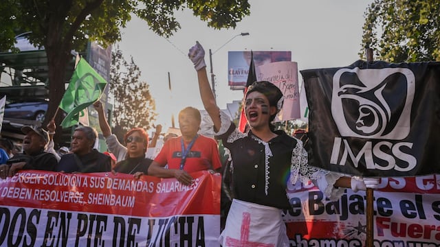 Megamarcha del IMSS busca llegar al Zócalo en medio de festejos y homenaje a Cárdenas