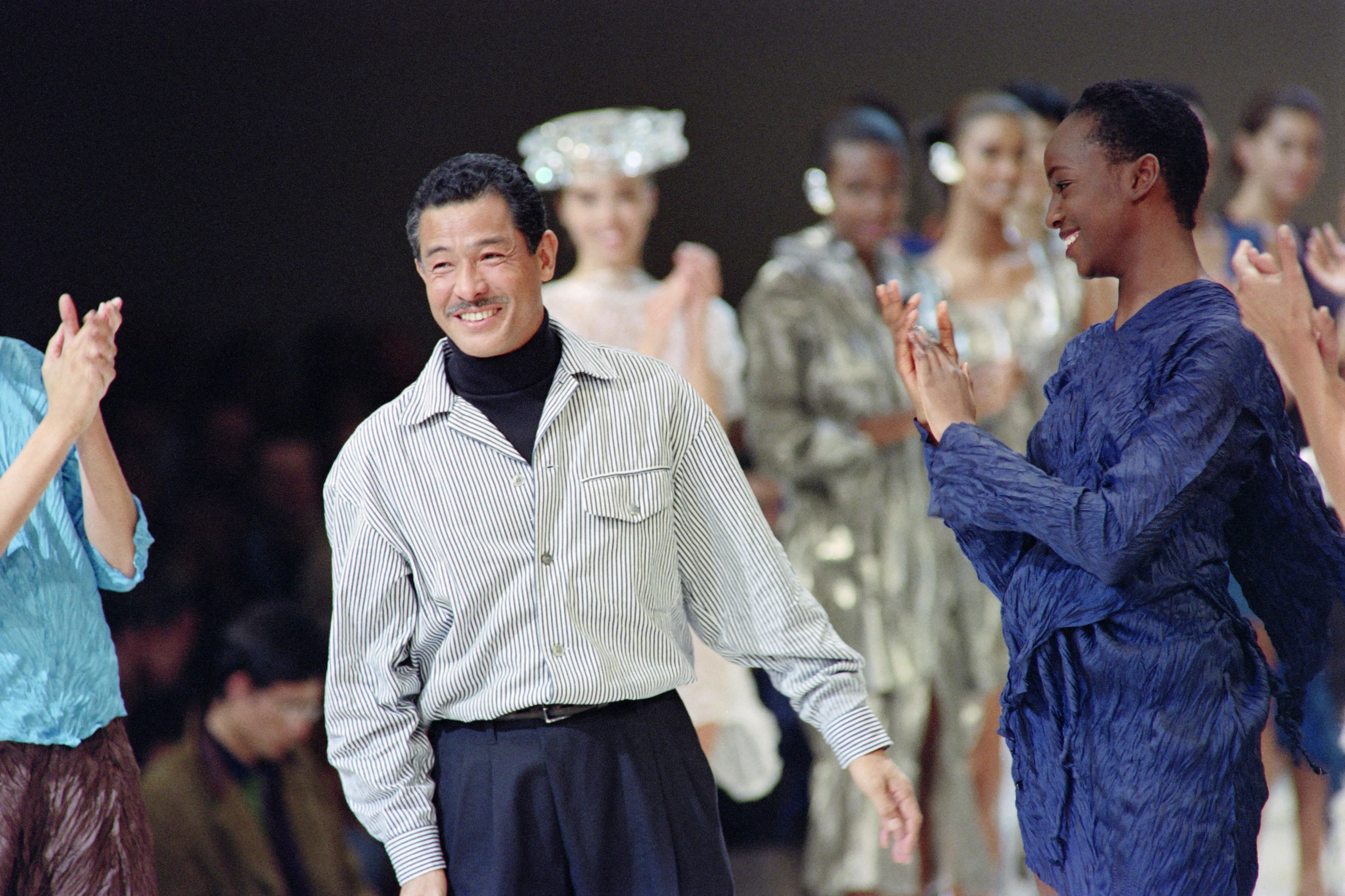 ¿Quién fue Issey Miyake, el diseñador de moda japonés que murió a los 84 años?