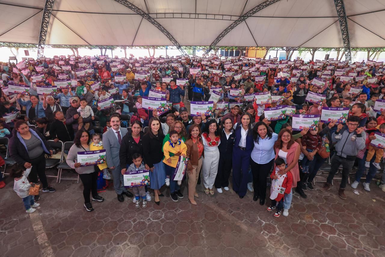 Lorena Cuéllar entrega becas de educación inicial y preescolar