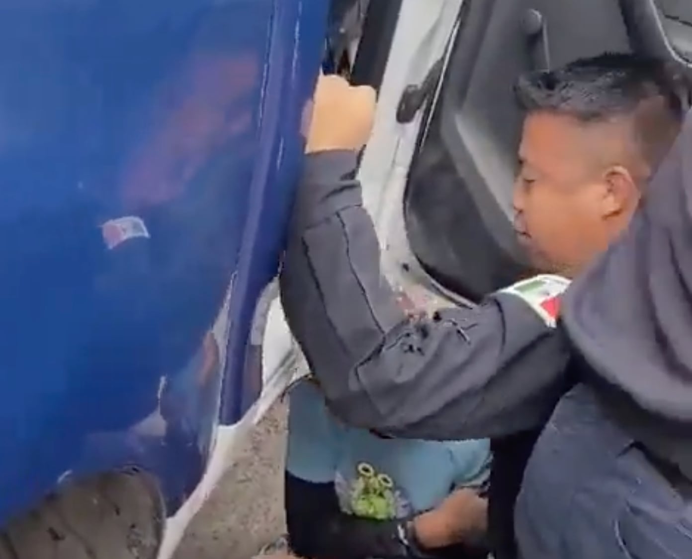 Naucalpan: Policía intenta detener a menor de edad que pintaba una casa