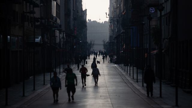 Amanecer en Madero donde capitalinos aprovechan la conexión del paseo dominical para recorrer la ciudad