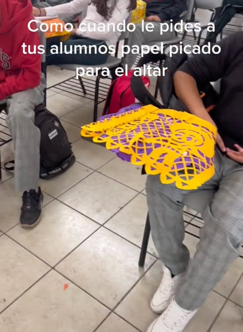 Alumnos llevan papel picado para Día de Muertos