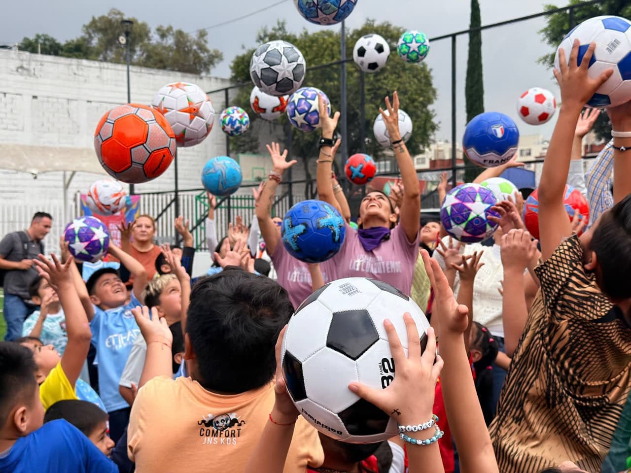 Ale Rojo de la Vega entrega rehabilitación de cancha Owen y anuncia box gratis