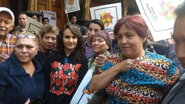 Integrantes de Nueva Esperanza buscaron a Dolores Padierna para tomarse la foto del recuerdo.